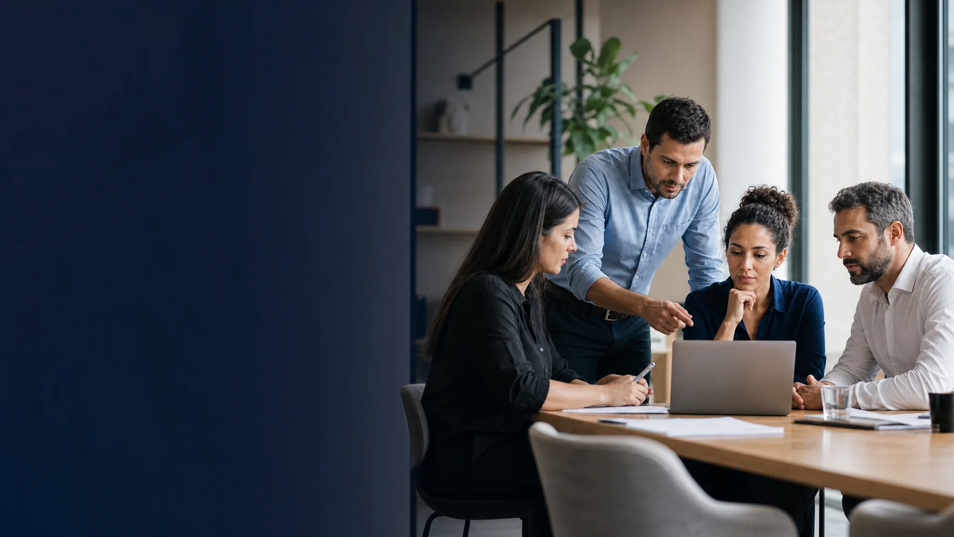 Equipe integrada trabalha com confiança em um ambiente corporativo organizado.